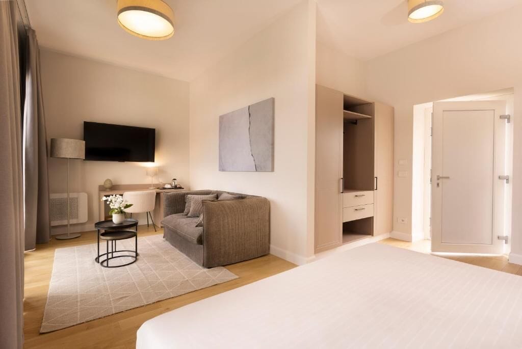 Suite junior | Caja de seguridad en la habitación y espacio para trabajar con laptop 