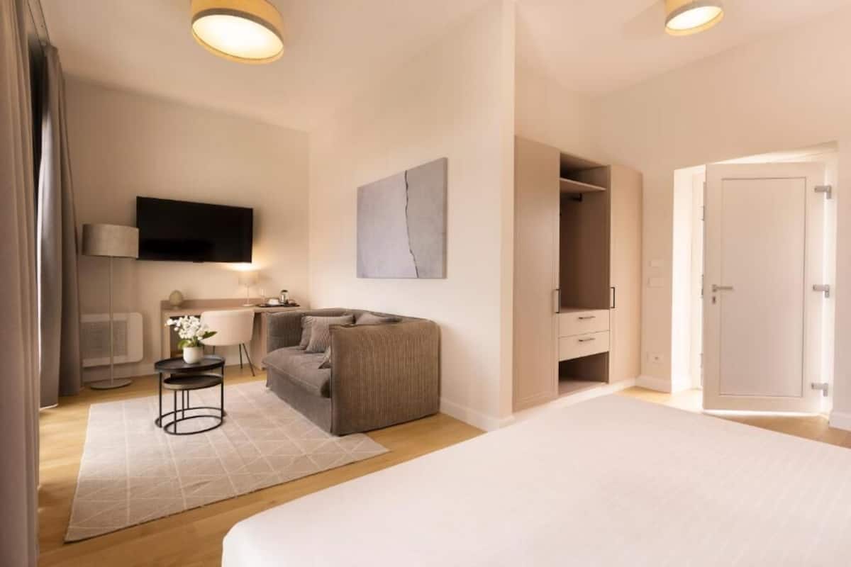 Suite junior | Caja de seguridad en la habitación y espacio para trabajar con laptop