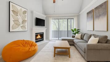 Televisión y chimenea