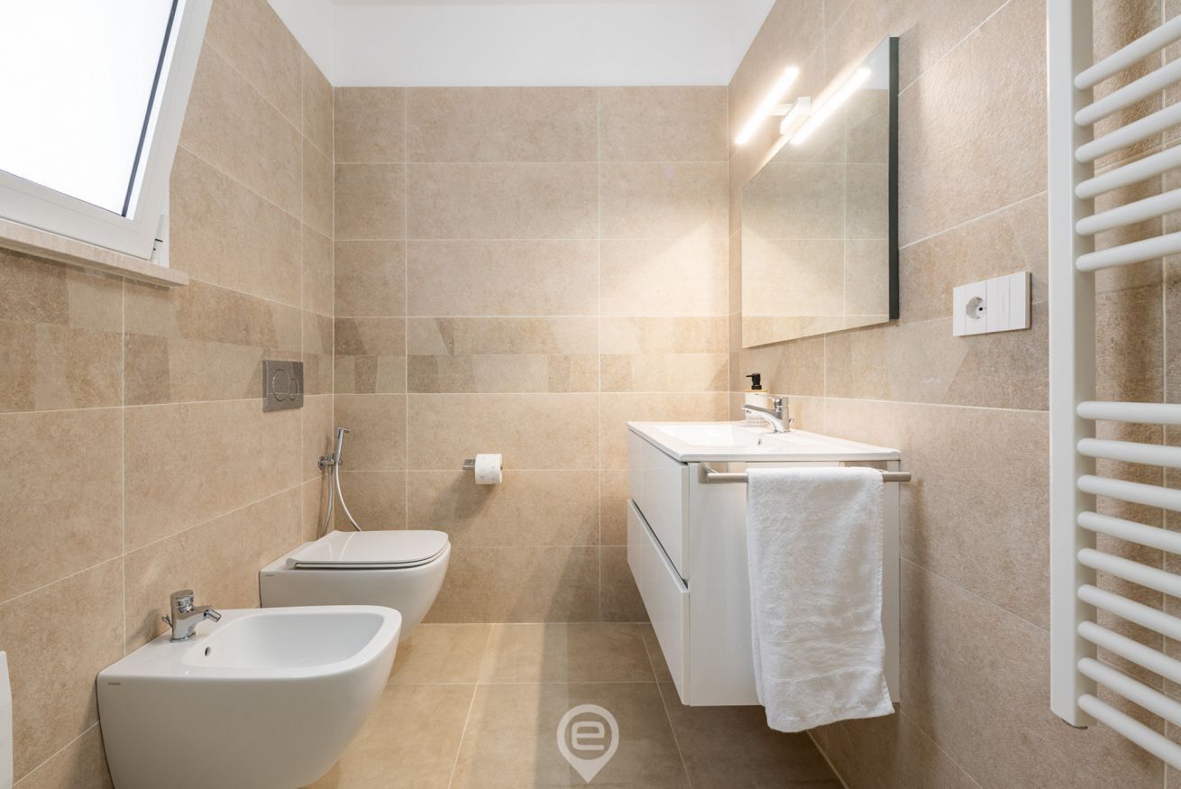Douche, bidet, serviettes fournies, shampoing