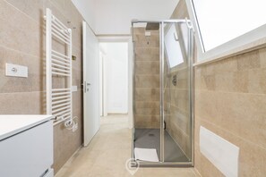 Douche, bidet, serviettes fournies, shampoing