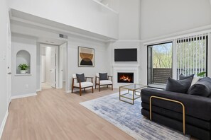 Een televisie en een open haard