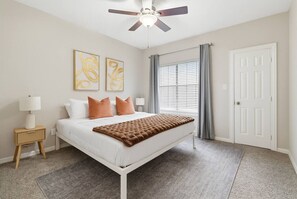 Desk, WiFi, bed sheets - Modern Two Story Retreat with Balcony Near Legacy West and Downtown Dallas (Dallas)