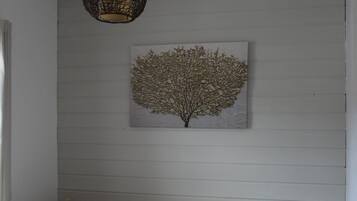 5 bedrooms, iron/ironing board, internet, bed sheets