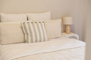 3 quartos, ferros/tábuas de passar roupa, berço de viagem