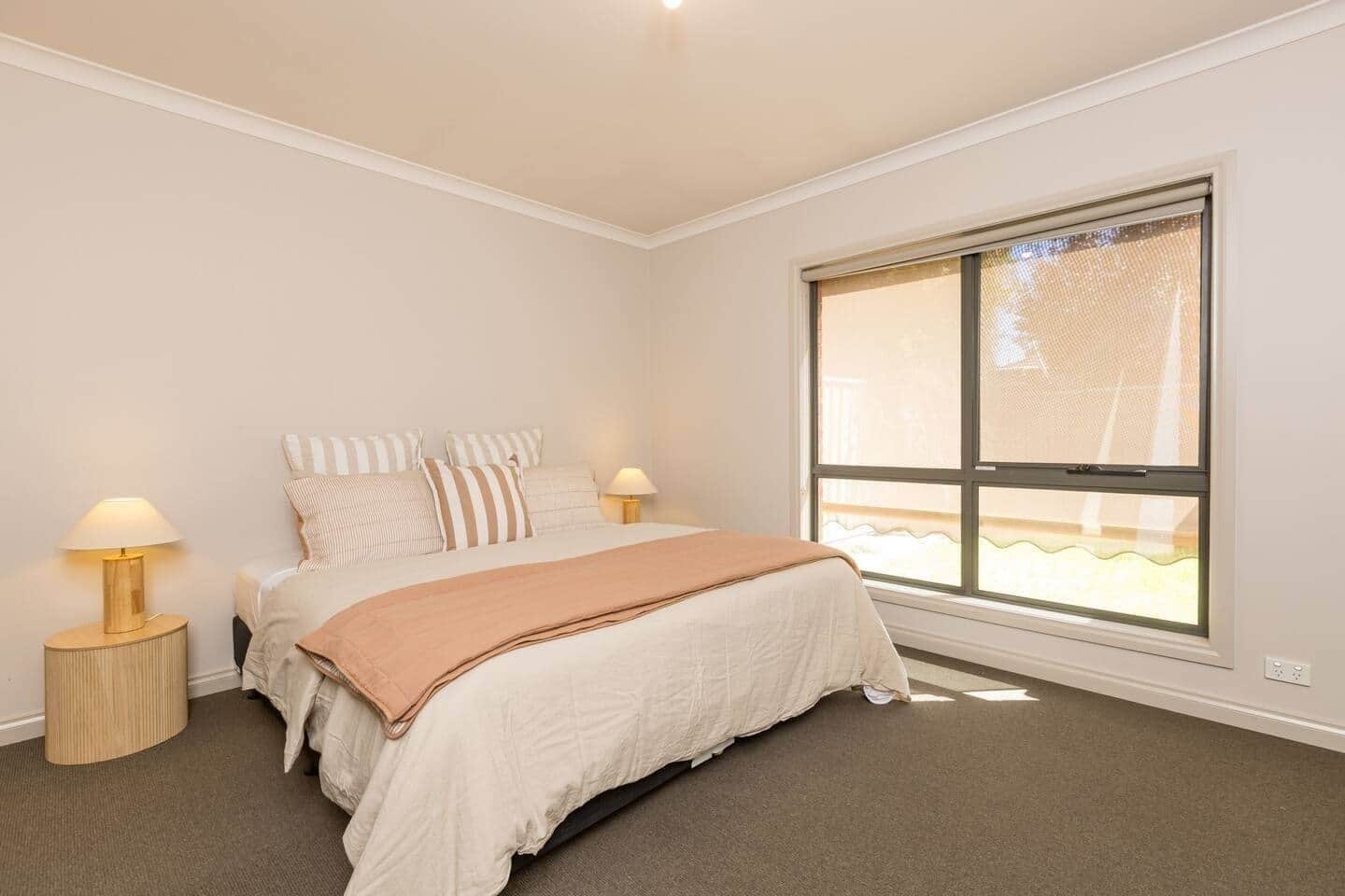 3 habitaciones, tabla de planchar con plancha y cuna de viaje 