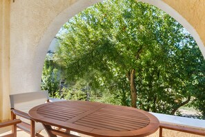 Outdoor dining - Thalpori North Maisonette with Sea View in Stoupa (Dytiki Mani)