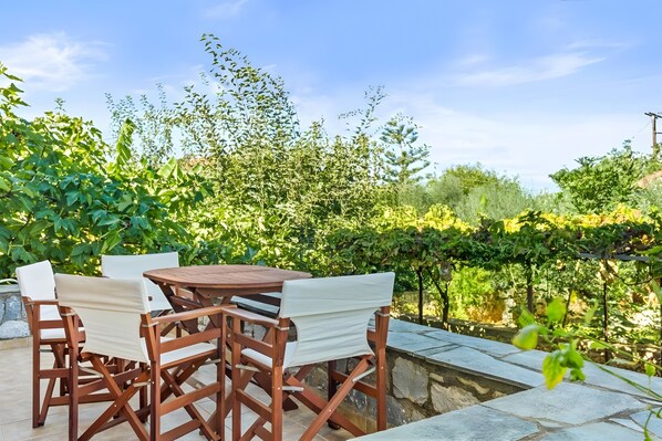 Outdoor dining - Thalpori North Maisonette with Sea View in Stoupa (Dytiki Mani)