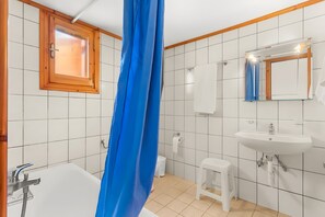 Shower, hair dryer, towels - Thalpori North Maisonette with Sea View in Stoupa (Dytiki Mani)