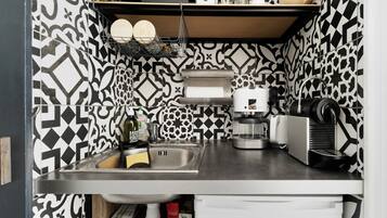 Een koelkast, een microgolfoven, een koffiezetapparaat/waterkoker