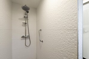 Dusche, Haartrockner, HandtĂŒcher