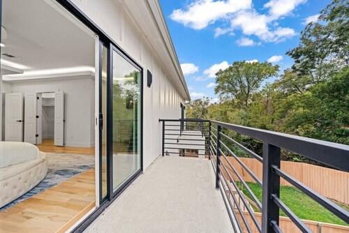 Dual 3-Story Townhouses with 9 Bedrooms for the Perfect Group Getaway