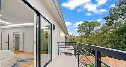 Dual 3-Story Townhouses with 9 Bedrooms for the Perfect Group Getaway