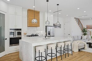 Refrigerador, microondas, horno y lavavajillas 