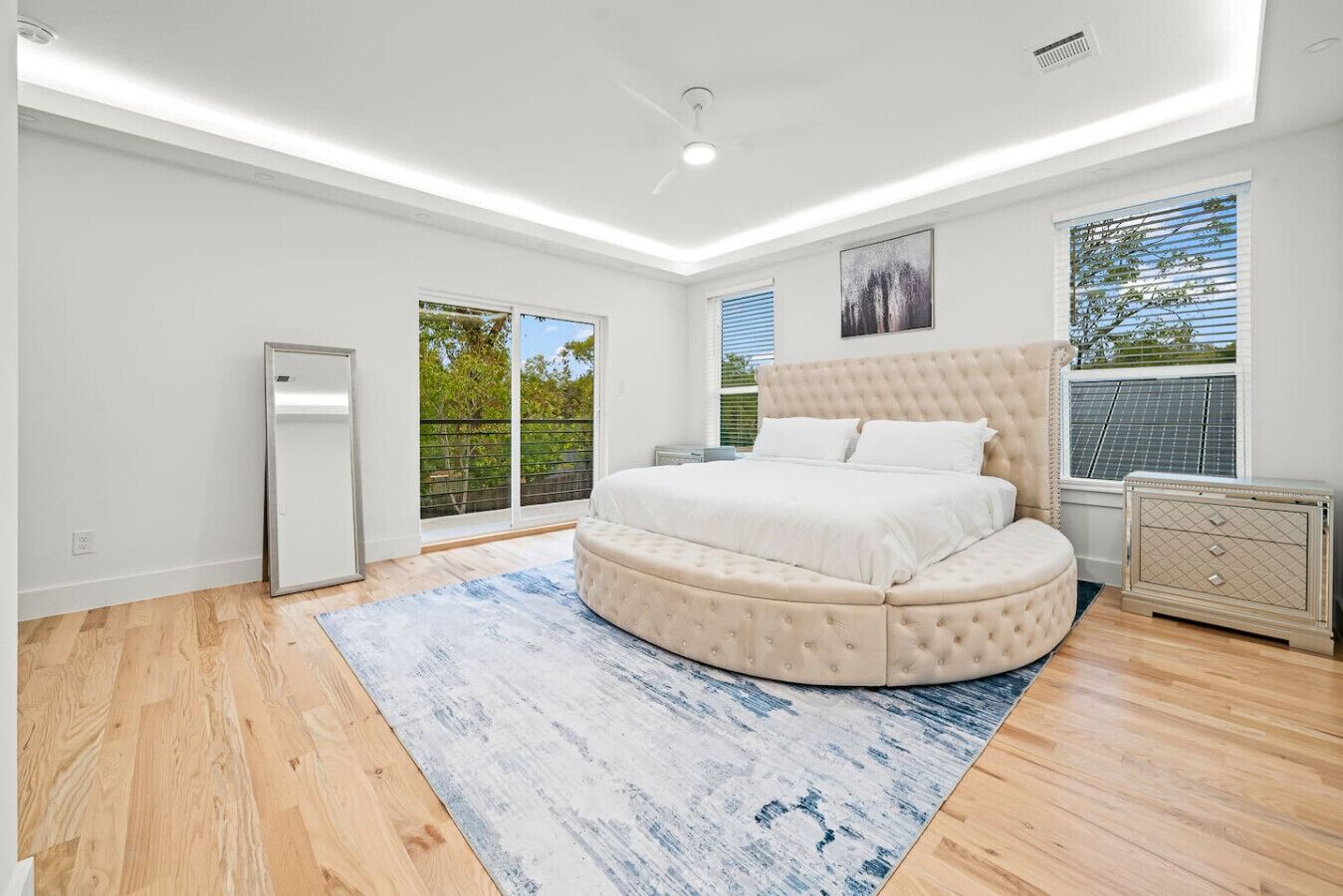 Tabla de planchar con plancha, wifi y ropa de cama 