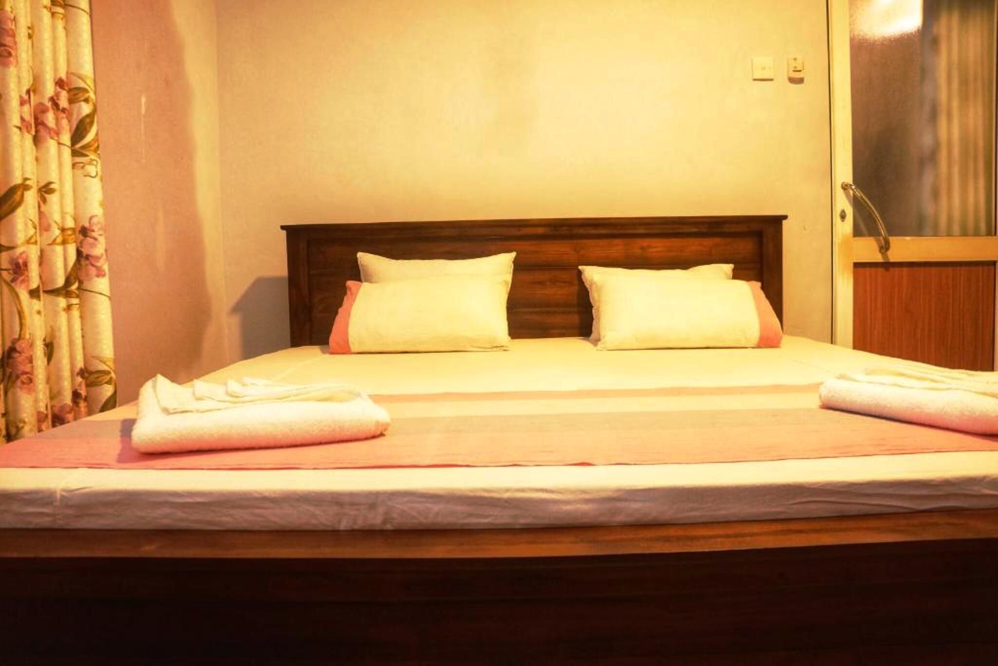 Deluxe cottage, uitzicht op tuin | Een kluis op de kamer, een bureau, een laptopwerkplek