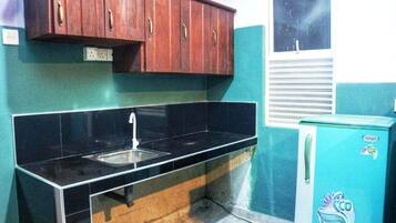 Lemari es, microwave di ruangan umum, oven, dan kompor