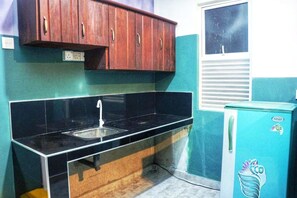Fridge, microwave, oven, stovetop - Danu Resort (Inamaluwa)