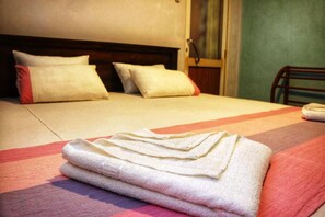 Chaumière Deluxe, vue sur le jardin | Coffre-fort pour ordinateur portable, bureau