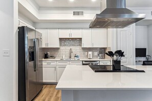 ثلاجة، ميكروويف، فرن، موقد طهي مسطح