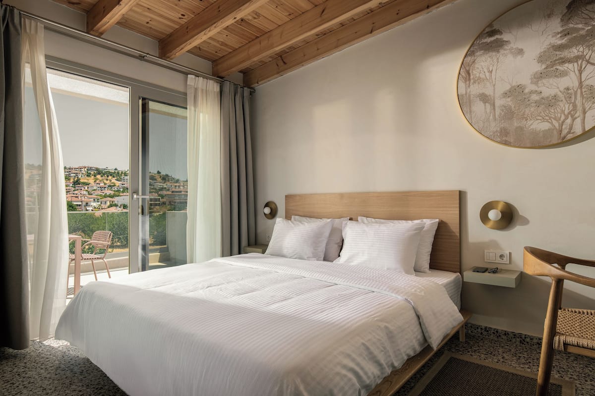 Studio Suite, Balcony, Pool View | In-room safe, blackout drapes, soundproofing, iron/ironing board