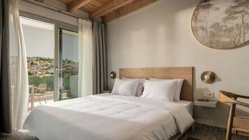 Studio suite, balkon, uitzicht op zwembad | Een kluis op de kamer, verduisterende gordijnen, geluiddichte muren