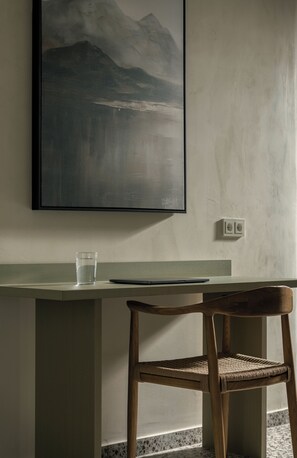 Suite, balcó, vistes a la piscina | Interior