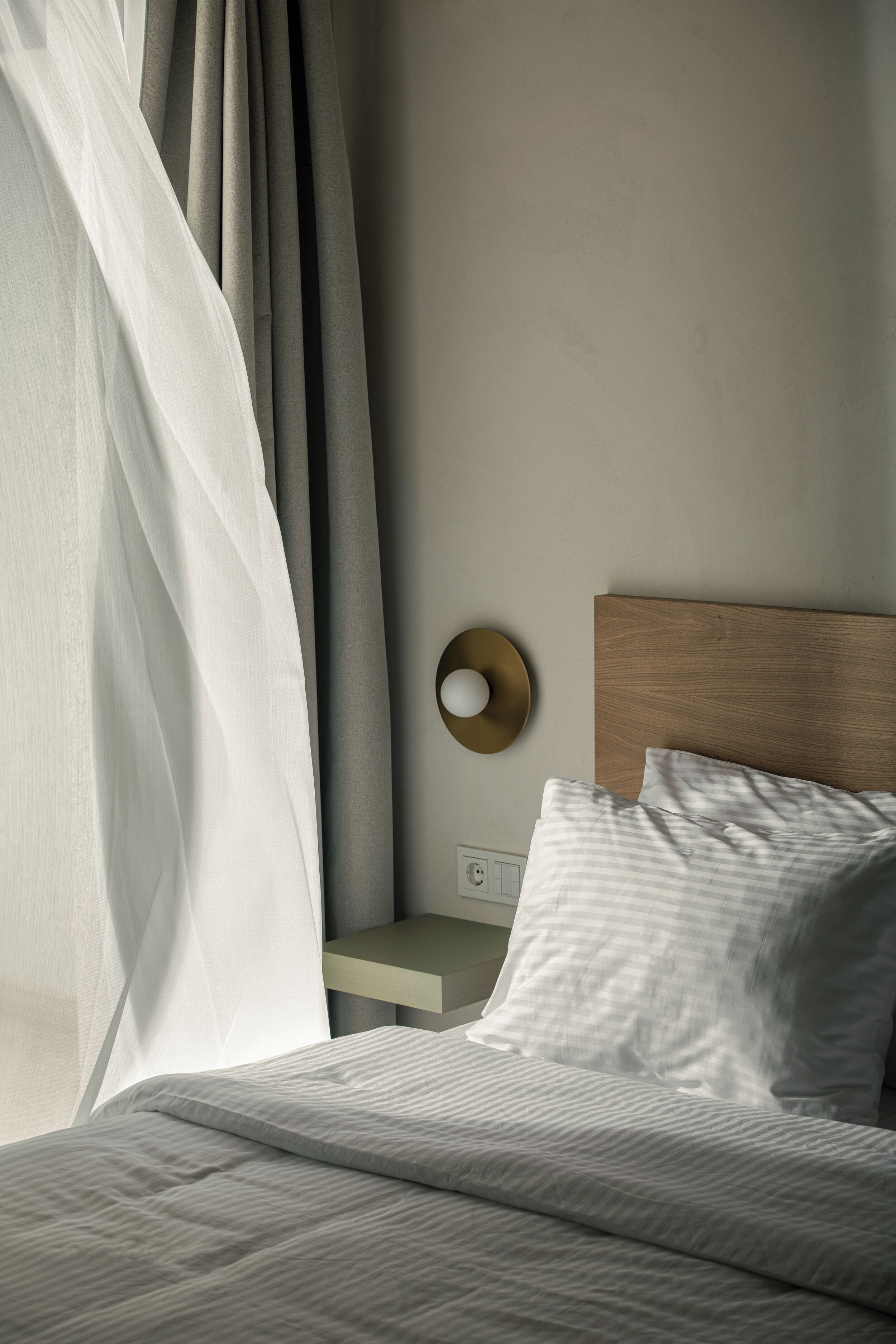 Värdeförvaringsskåp på rummet, mörkläggningsgardiner och ljudisolering