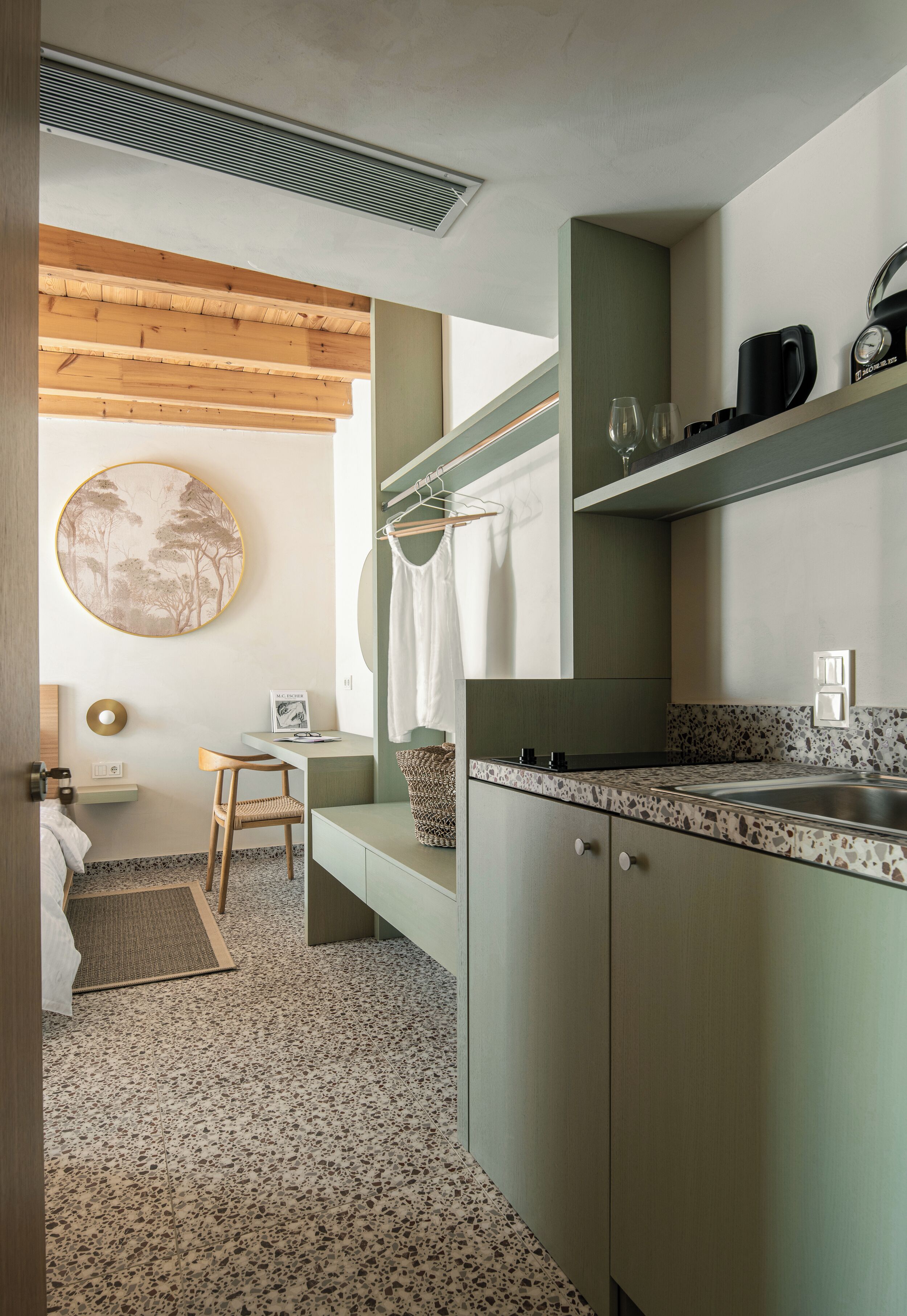 Studio Suite, Balcony, Pool View | Interior