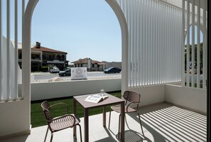 Outdoor dining - FOS Luxury Suites (Nikiti)