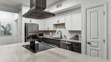 Refrigerador, microondas, horno y parrilla de estufa