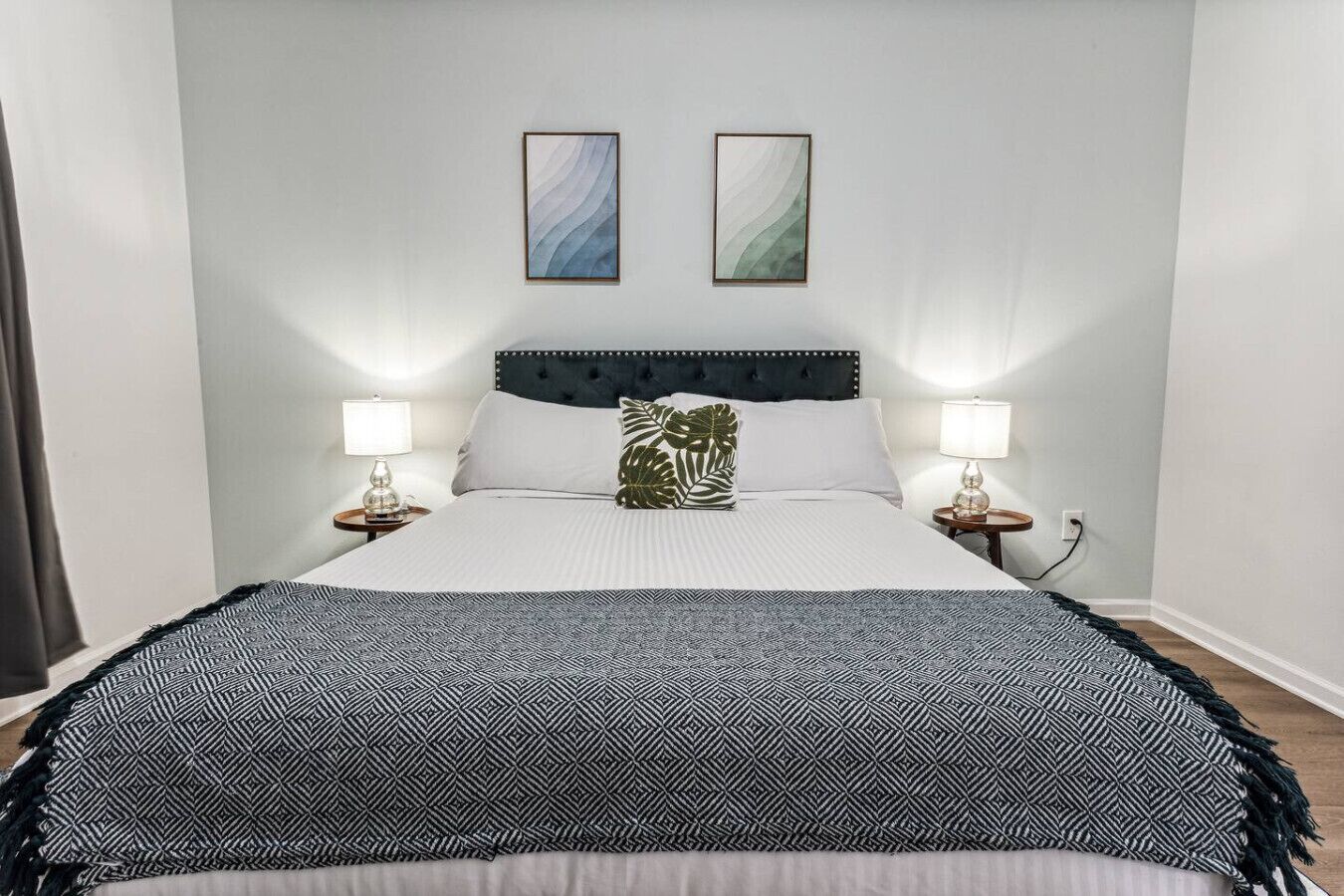 Escritorio, wifi y ropa de cama 