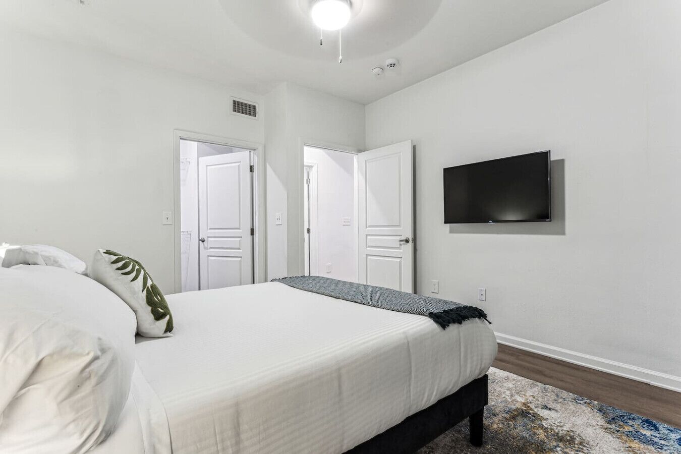 Desk, WiFi, bed sheets