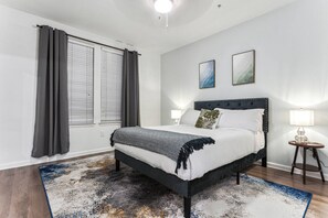 مكتب وواي فاي وملاءات أسرّة