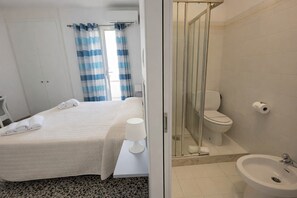 Desk, free WiFi, bed sheets - Hotiday Castelsardo Spiaggia (Lu Bagnu)