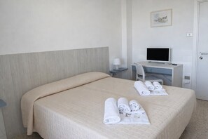 مكتب وواي فاي مجانًا وملاءات أسرّة