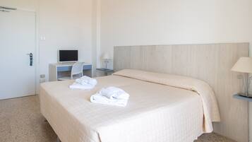Escritorio, wifi gratis y ropa de cama