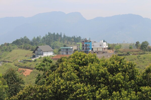 A residential area with multiple houses, surrounded by greenery and mountains in the background. - Star Bish Mount View (Lagundeniya)