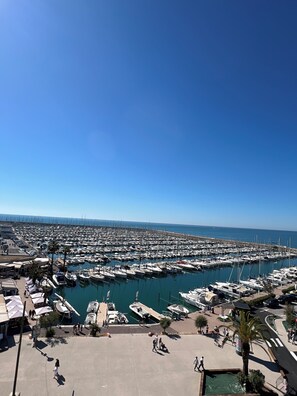 A marina with numerous boats docked, a clear blue sky, and a calm sea. - Apartment with a view of the ocean (Palavas-les-Flots)