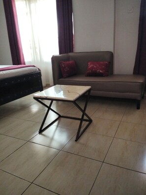 Comfort Studio, City View | Living area | 24-inch TV with digital channels