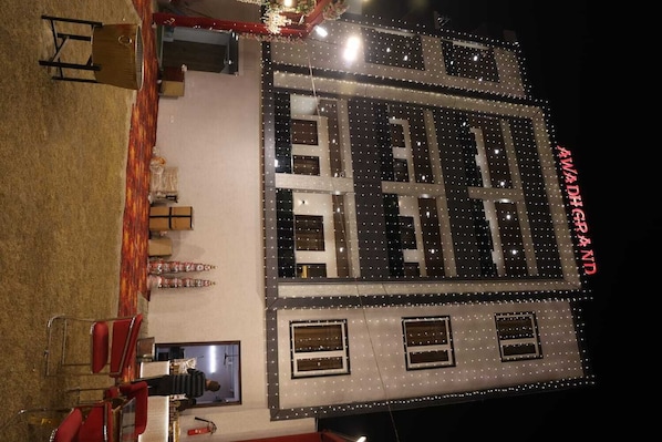 Outdoor dining - Hotel Awadh Grand (Kanpur)