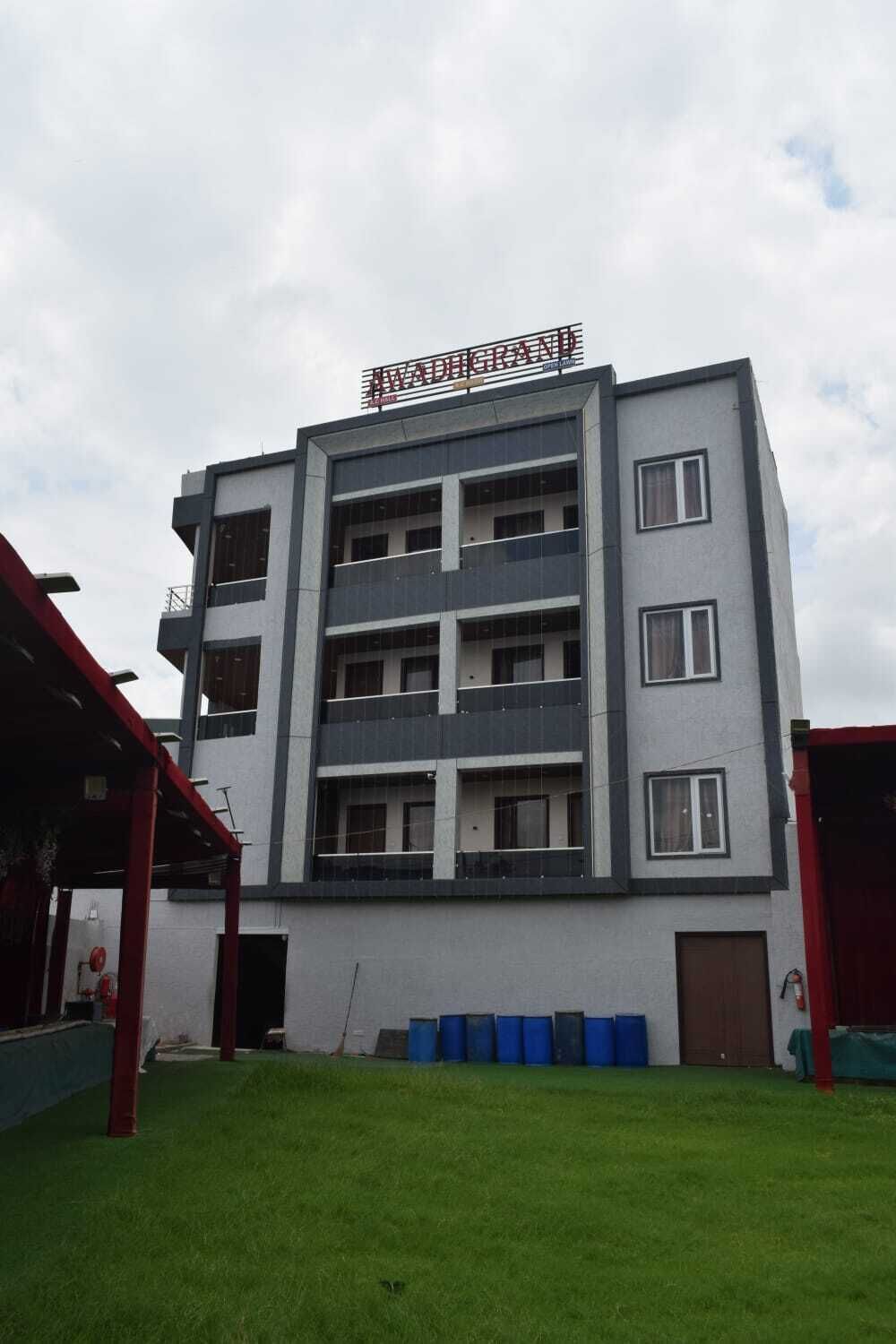 A multi-story building with a flat roof and a sign reading 'WADIGRAND'.