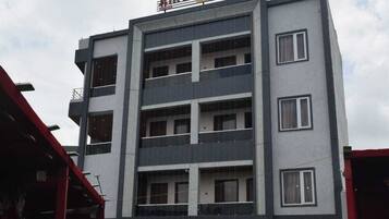 A multi-story building with a flat roof and a sign reading 'WADIGRAND'.