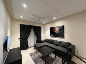 Căn hộ, ban công, quang cảnh thành phố | Khu phòng khách | TV màn hình phẳng 