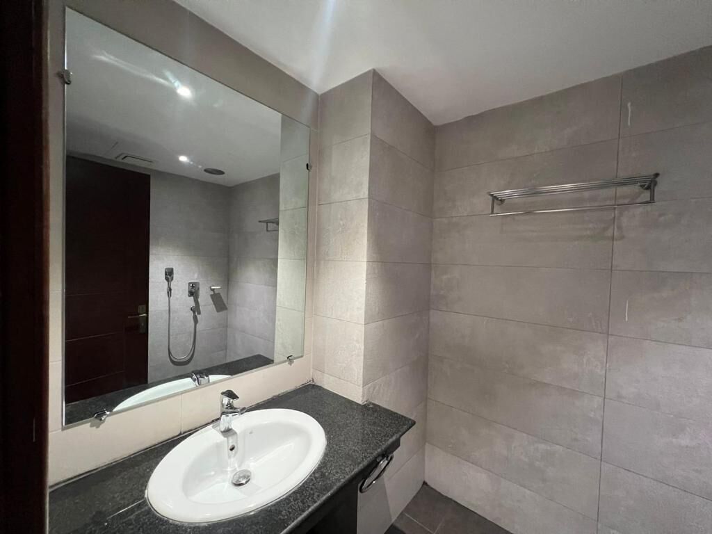 Douche, articles de toilette gratuits, sèche-cheveux