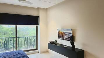 Leilighet, balkong | Skrivebord, skrivebord for bærbar PC og wi-fi (inkludert)