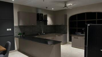 Frigobar, microondas, horno, placa de cocina