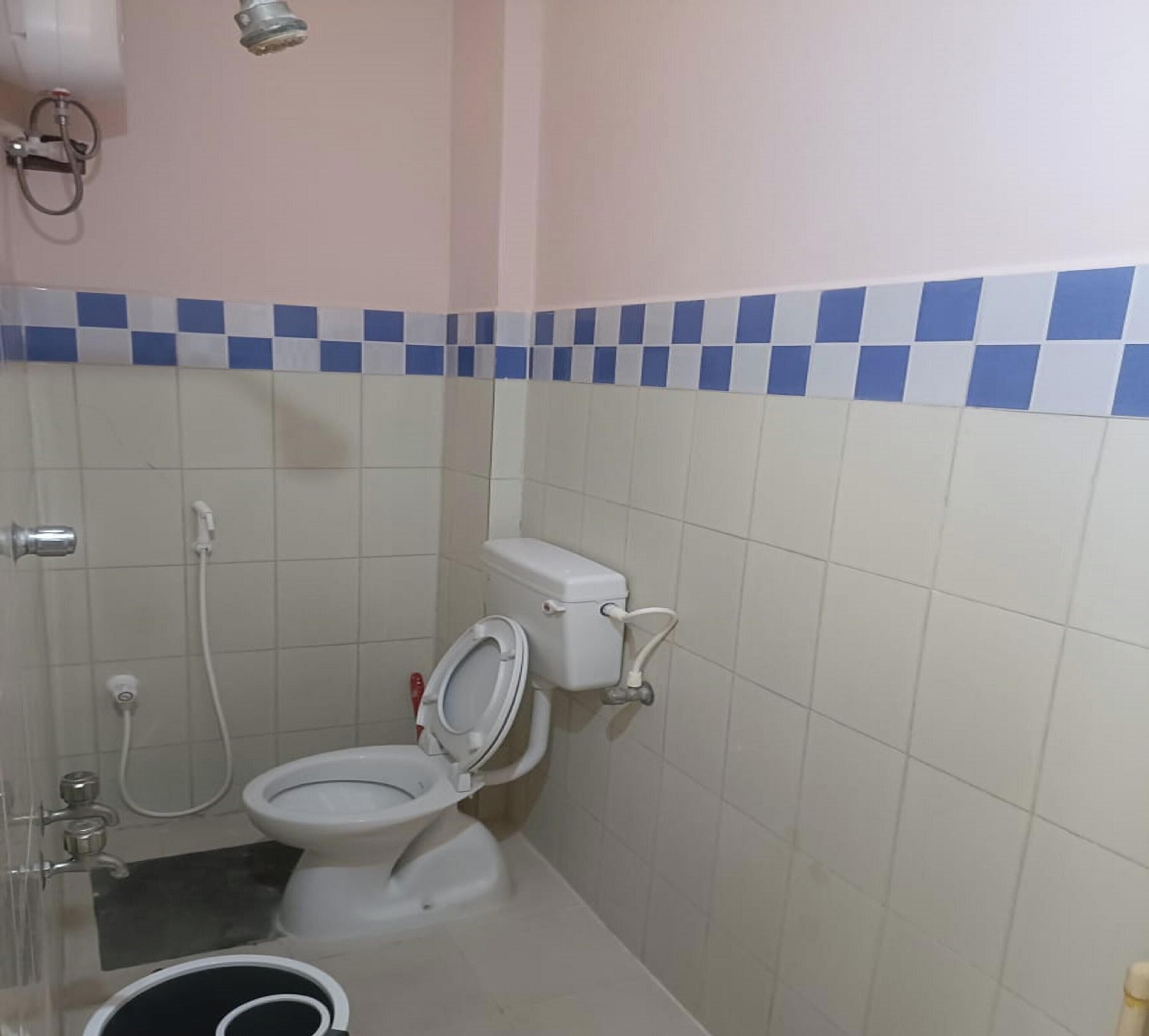 Dusj, regndusjhode, toalettartikler (inkludert) og såpe