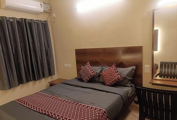 Standard Double Room | Egyptian cotton sheets, premium bedding, free WiFi - Maharaja Inn (Pondicherry)