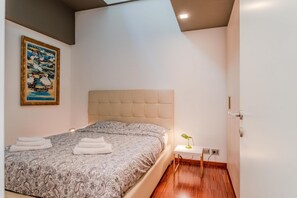 Desk, iron/ironing board, travel crib, free WiFi - Contemporary Loft-Style Flat in San Salvario (Torino)